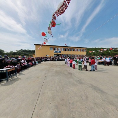 İlkokul Bahçesi