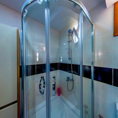 Oak Apartment (Bathroom)