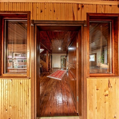 Cedar Apartment (Entrance)