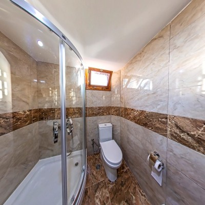 Chestnut Apartment (Bathroom 1)