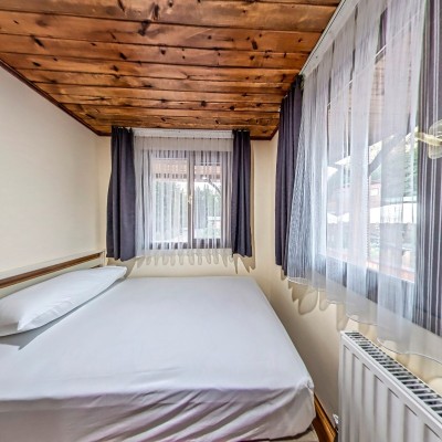 Cedar Apartment (Bedroom 1)