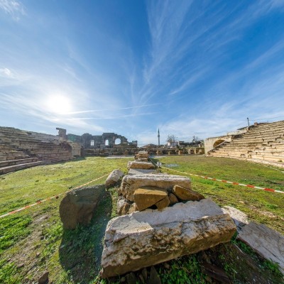 Alt Tribün (Dionyos Altarı)