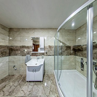 Cedar Apartment (Bathroom 1)