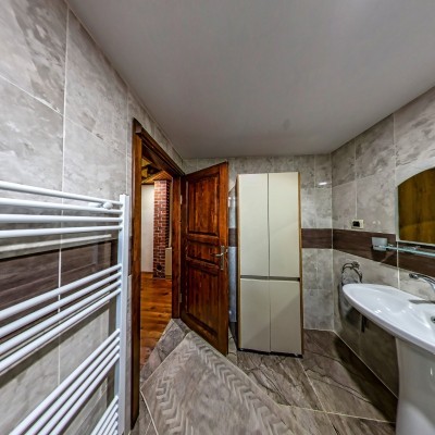 Walnut Apartment (Bathroom 1)