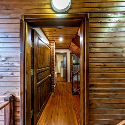 Walnut Apartment (Entrance)